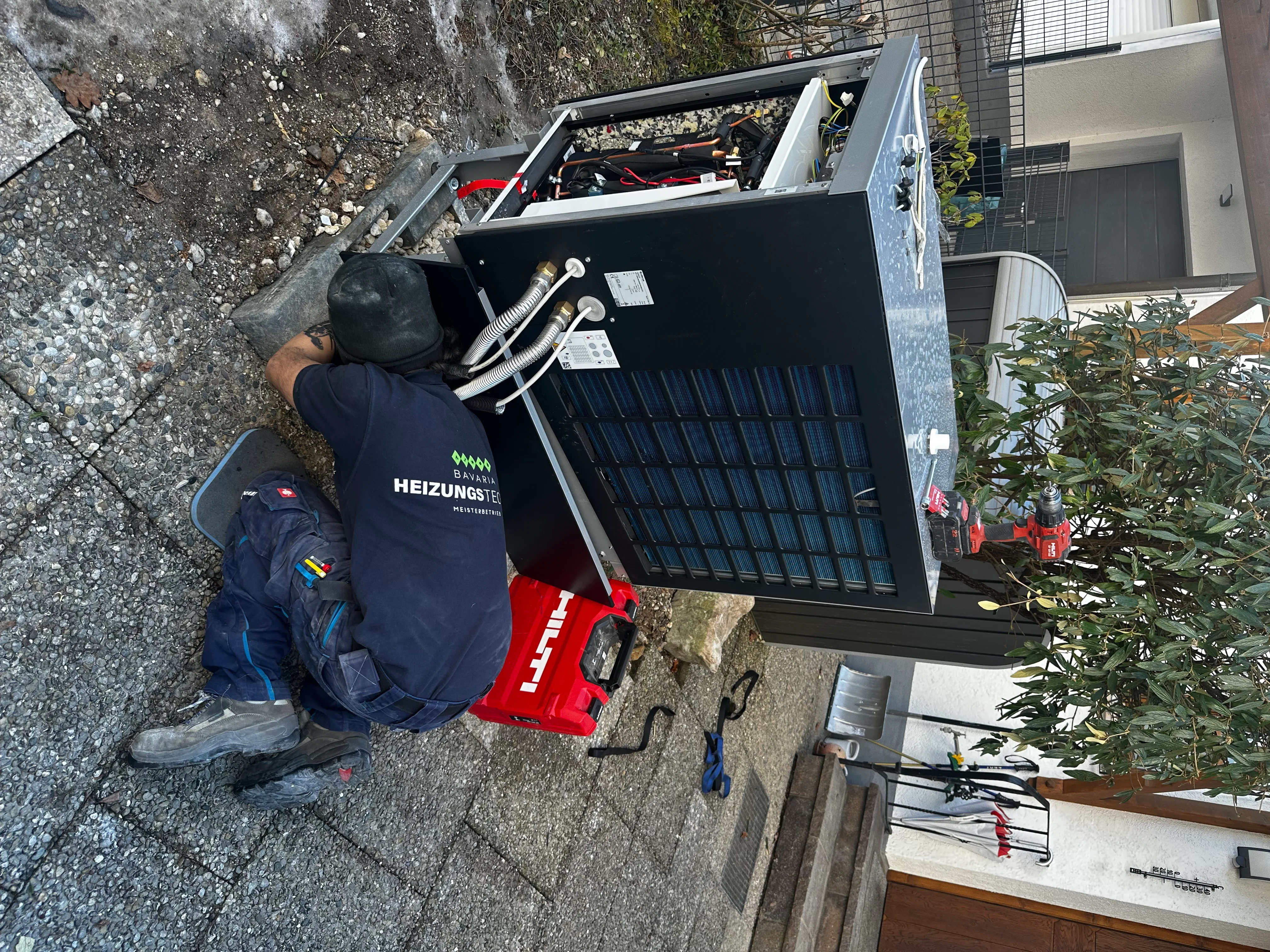 Monteur der Bavaria Heizungstechnik bei der Installation einer Wärmepumpe